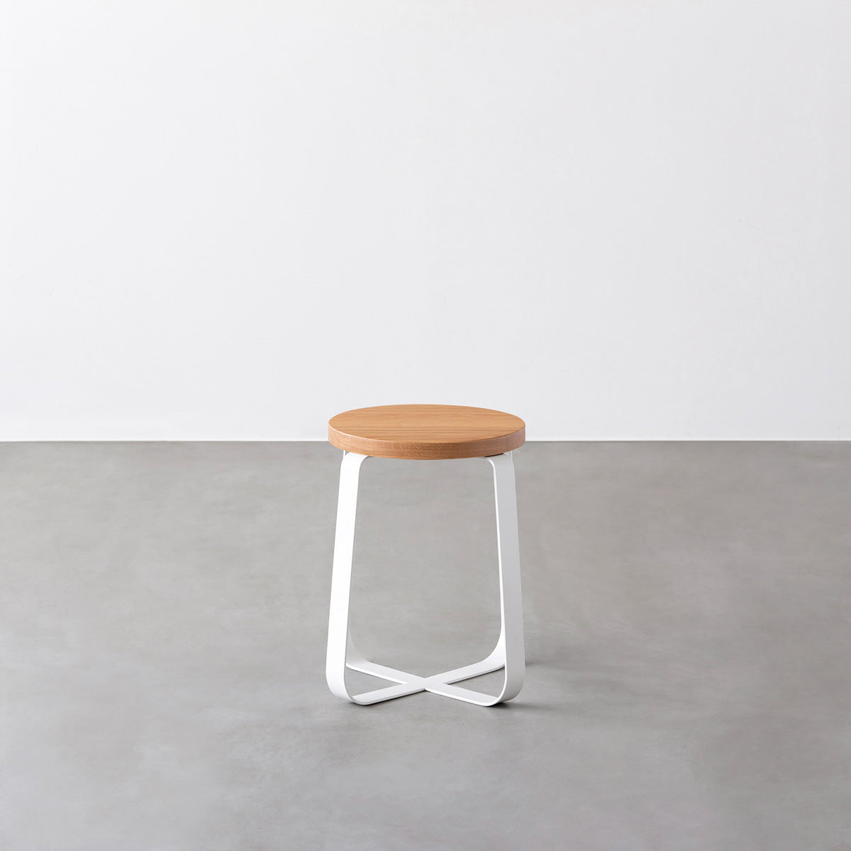 KANADEMONOの無垢ホワイトオーク Round座面とホワイトのCross Plate脚を合わせたシンプルモダンなスツール2