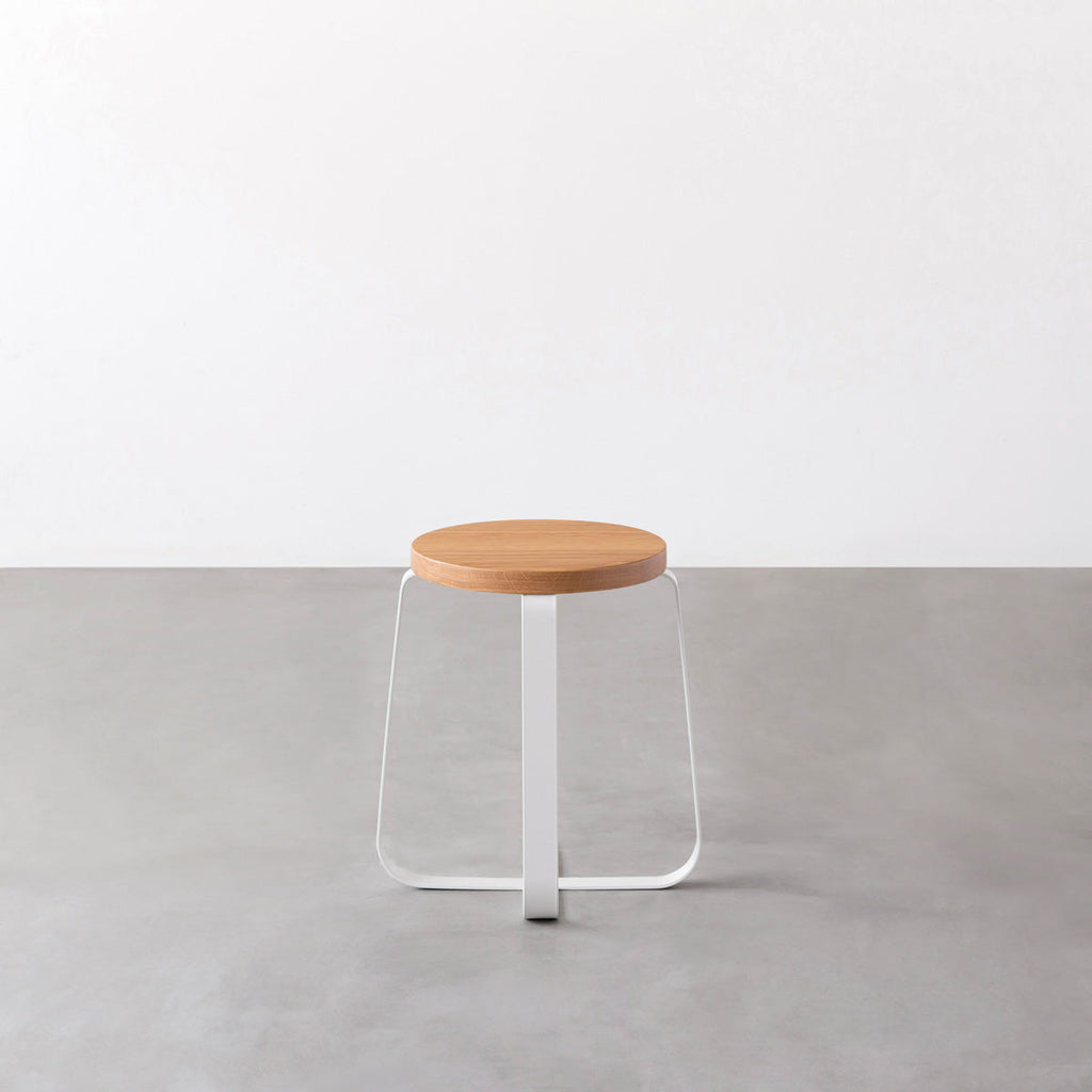 KANADEMONOの無垢ホワイトオーク Round座面とホワイトのCross Plate脚を合わせたシンプルモダンなスツール3