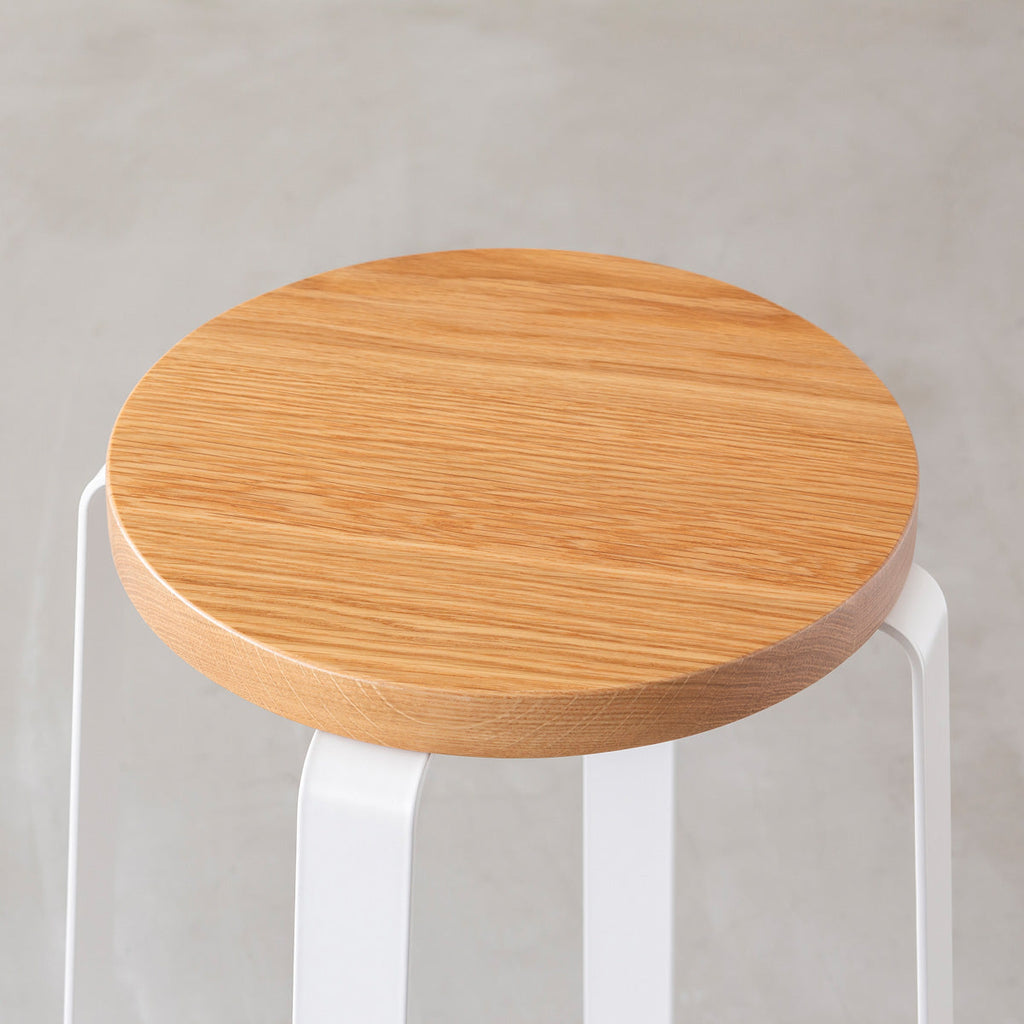 KANADEMONOの無垢ホワイトオーク Round座面とホワイトのCross Plate脚を合わせたシンプルモダンなスツール（座面）