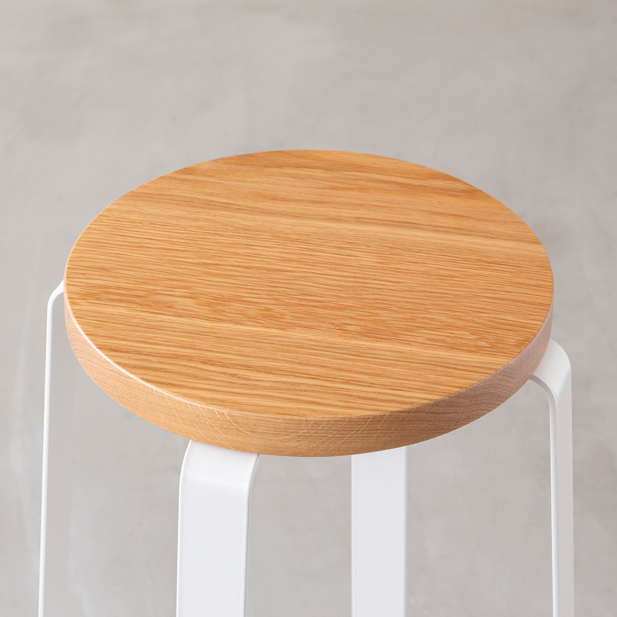 KANADEMONOの無垢ホワイトオーク Round座面とホワイトのCross Plate脚を合わせたシンプルモダンなスツール（座面）