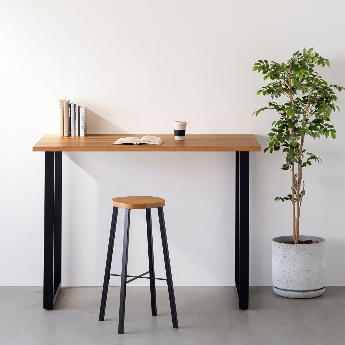 KANADEMONOの無垢ホワイトオーク Squircle座面とブラックのSlant Bar脚を合わせたシンプルモダンなハイスツール（使用例）