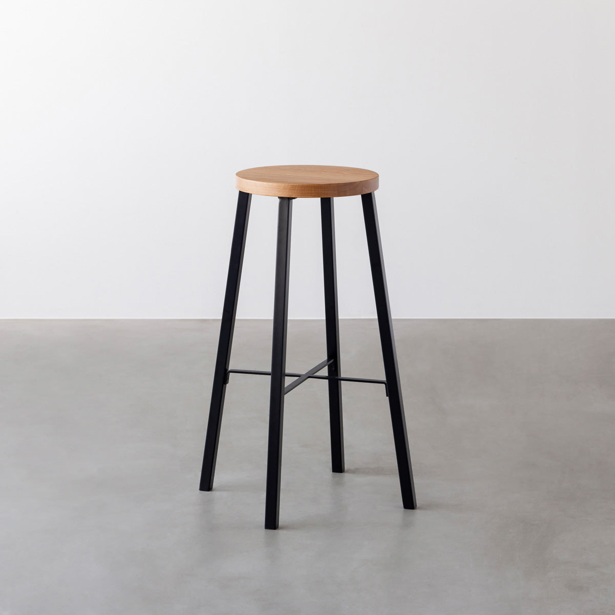 KANADEMONOの無垢ホワイトオーク Round座面とブラックのSlant Bar脚を合わせたシンプルモダンなハイスツール