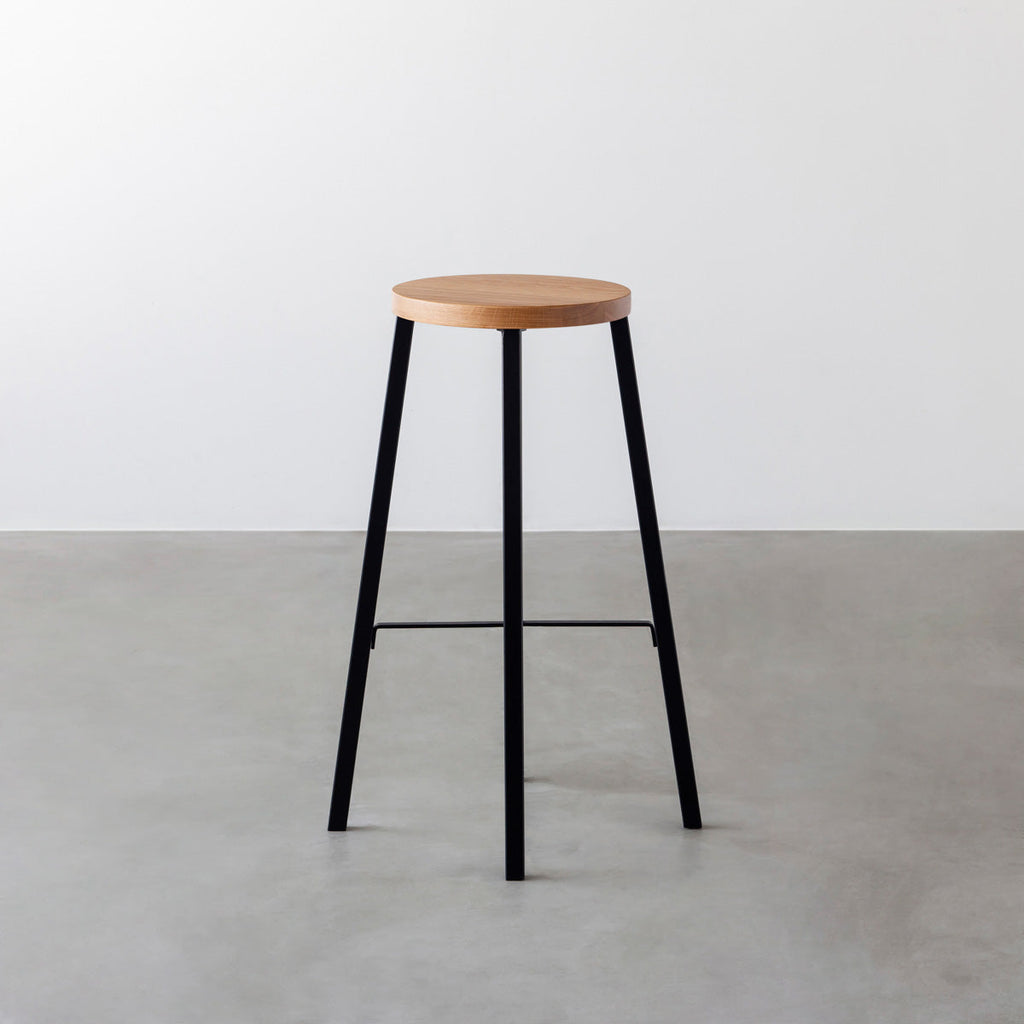 KANADEMONOの無垢ホワイトオーク Round座面とブラックのSlant Bar脚を合わせたシンプルモダンなハイスツール2
