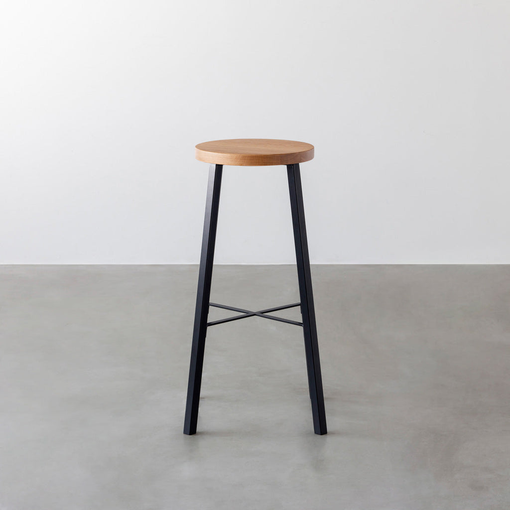 KANADEMONOの無垢ホワイトオーク Round座面とブラックのSlant Bar脚を合わせたシンプルモダンなハイスツール3