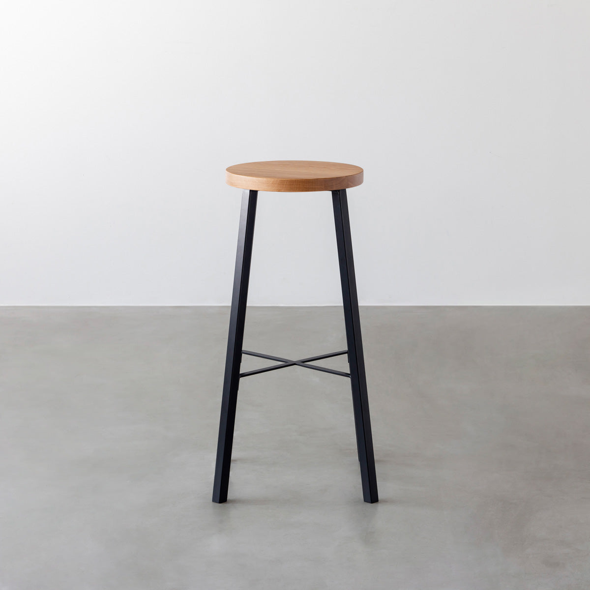 KANADEMONOの無垢ホワイトオーク Round座面とブラックのSlant Bar脚を合わせたシンプルモダンなハイスツール3