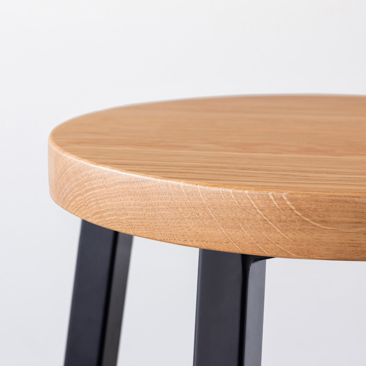 KANADEMONOの無垢ホワイトオーク Round座面とブラックのSlant Bar脚を合わせたシンプルモダンなハイスツール（座面側面）
