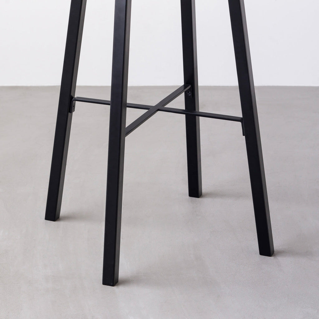 KANADEMONOの無垢ホワイトオーク Round座面とブラックのSlant Bar脚を合わせたシンプルモダンなハイスツール（脚）