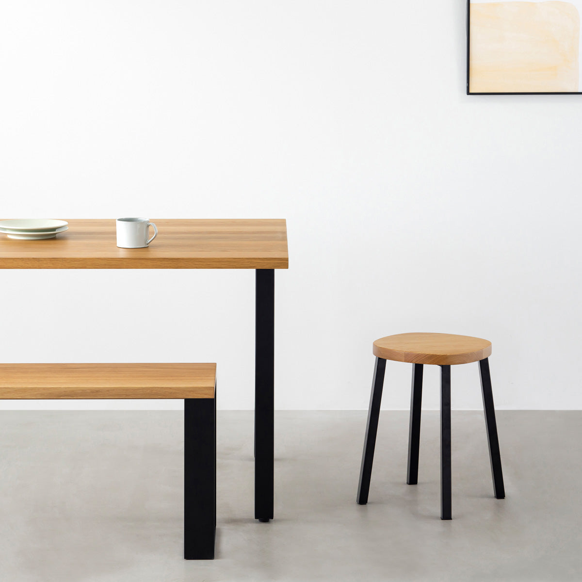 KANADEMONOの無垢ホワイトオーク Squircle座面とブラックのSlant Bar脚を合わせたシンプルモダンなスツール（使用例）