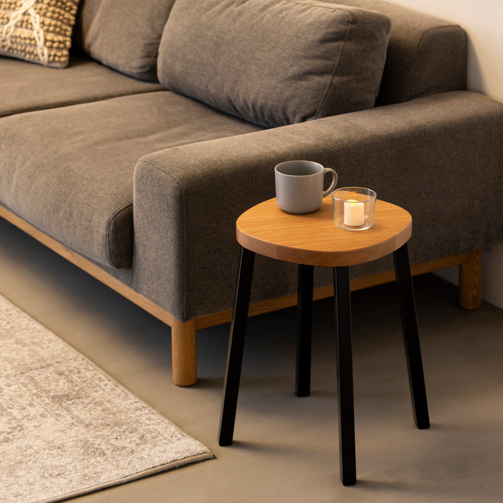 KANADEMONOの無垢ホワイトオーク Squircle座面とブラックのSlant Bar脚を合わせたシンプルモダンなスツール（使用例2）