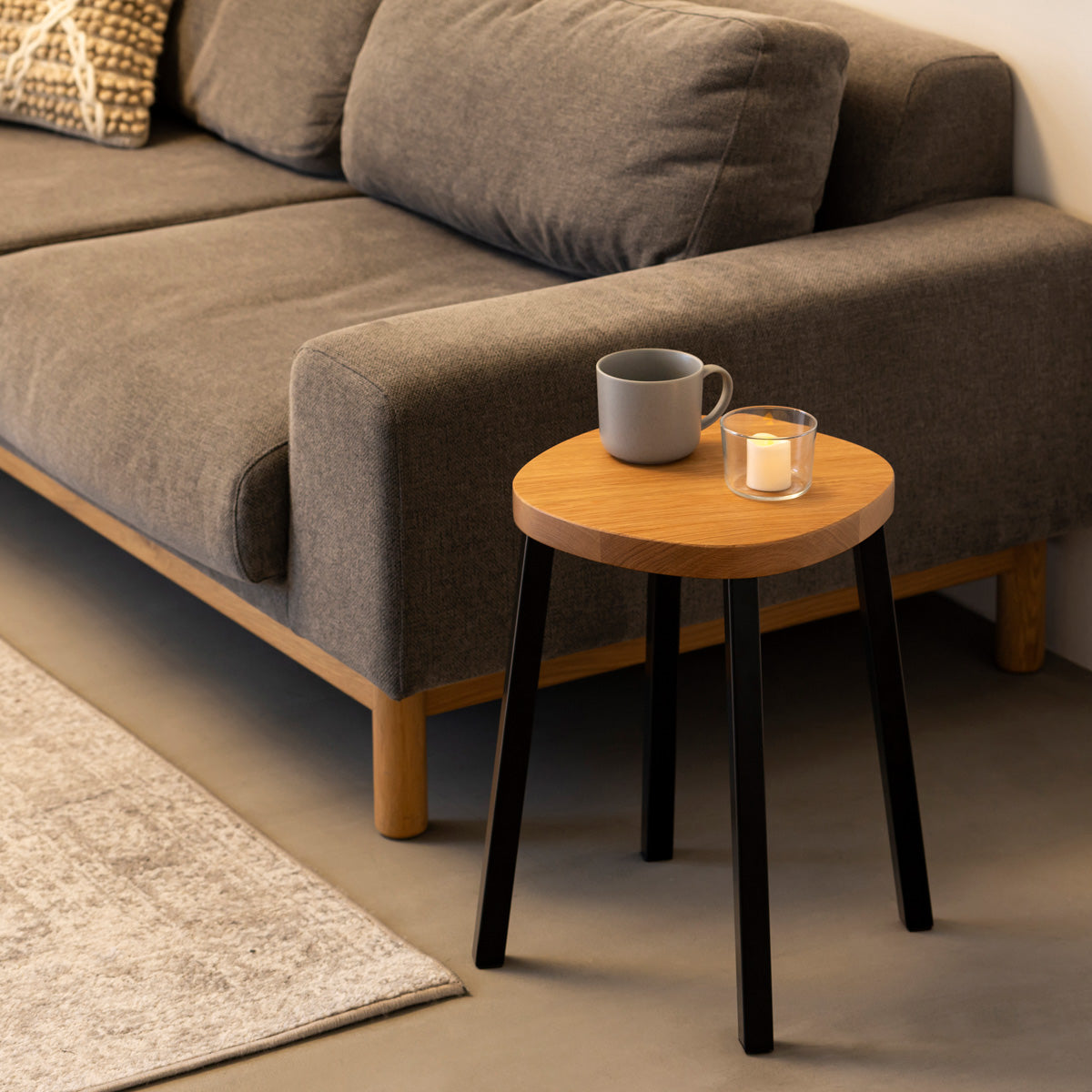 KANADEMONOの無垢ホワイトオーク Squircle座面とブラックのSlant Bar脚を合わせたシンプルモダンなスツール（使用例2）