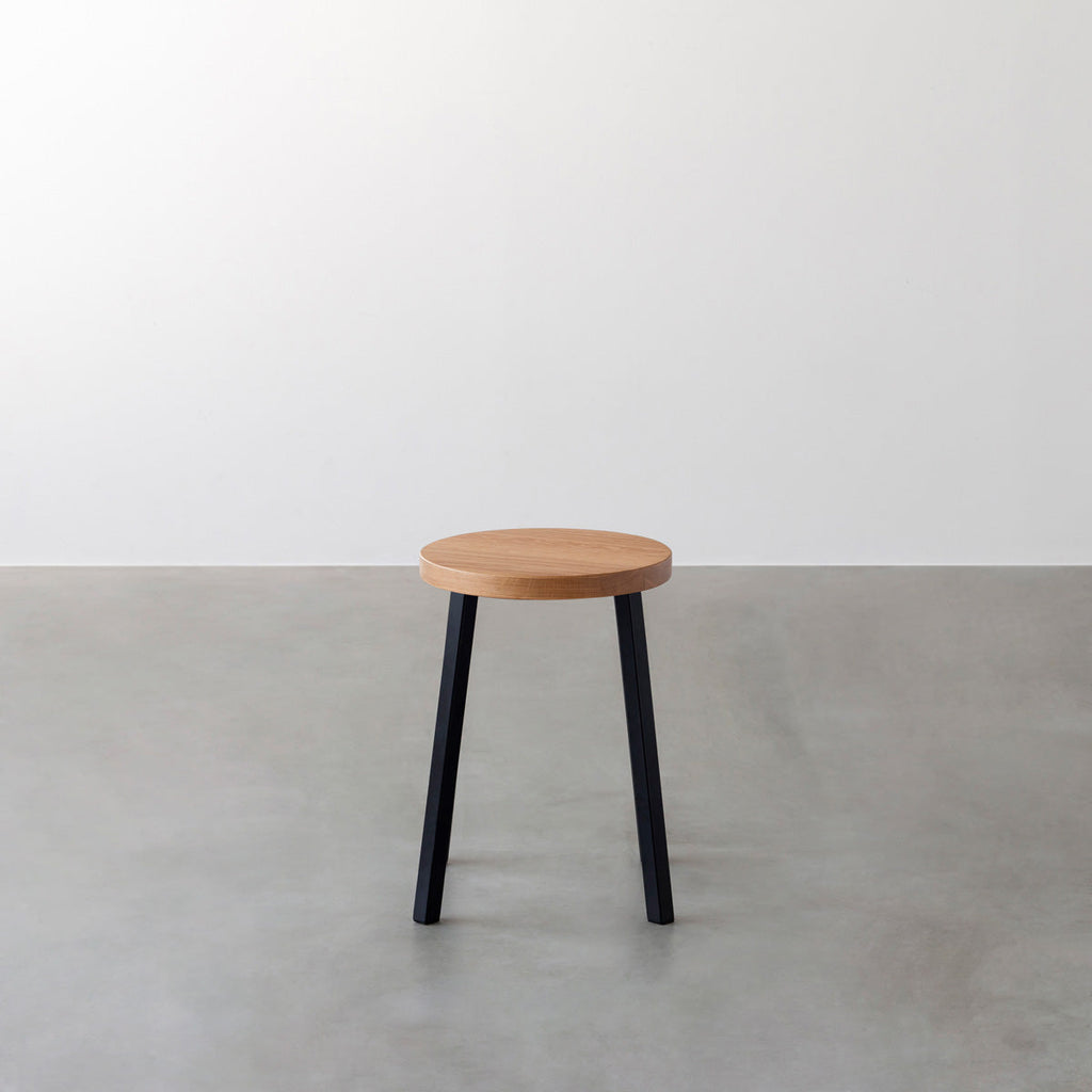 KANADEMONOの無垢ホワイトオーク Round座面とブラックのSlant Bar脚を合わせたシンプルモダンなスツール2