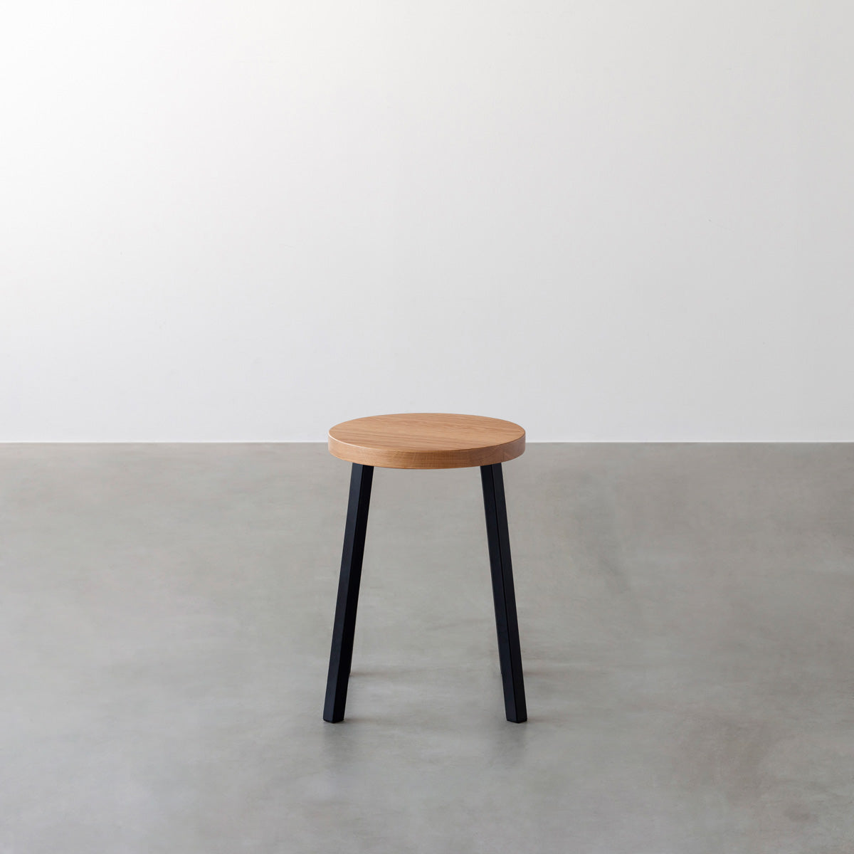 KANADEMONOの無垢ホワイトオーク Round座面とブラックのSlant Bar脚を合わせたシンプルモダンなスツール2