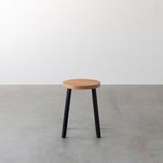 KANADEMONOの無垢ホワイトオーク Round座面とブラックのSlant Bar脚を合わせたシンプルモダンなスツール2