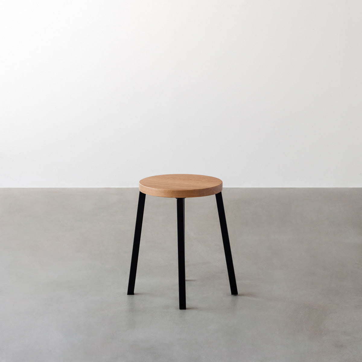 KANADEMONOの無垢ホワイトオーク Round座面とブラックのSlant Bar脚を合わせたシンプルモダンなスツール3