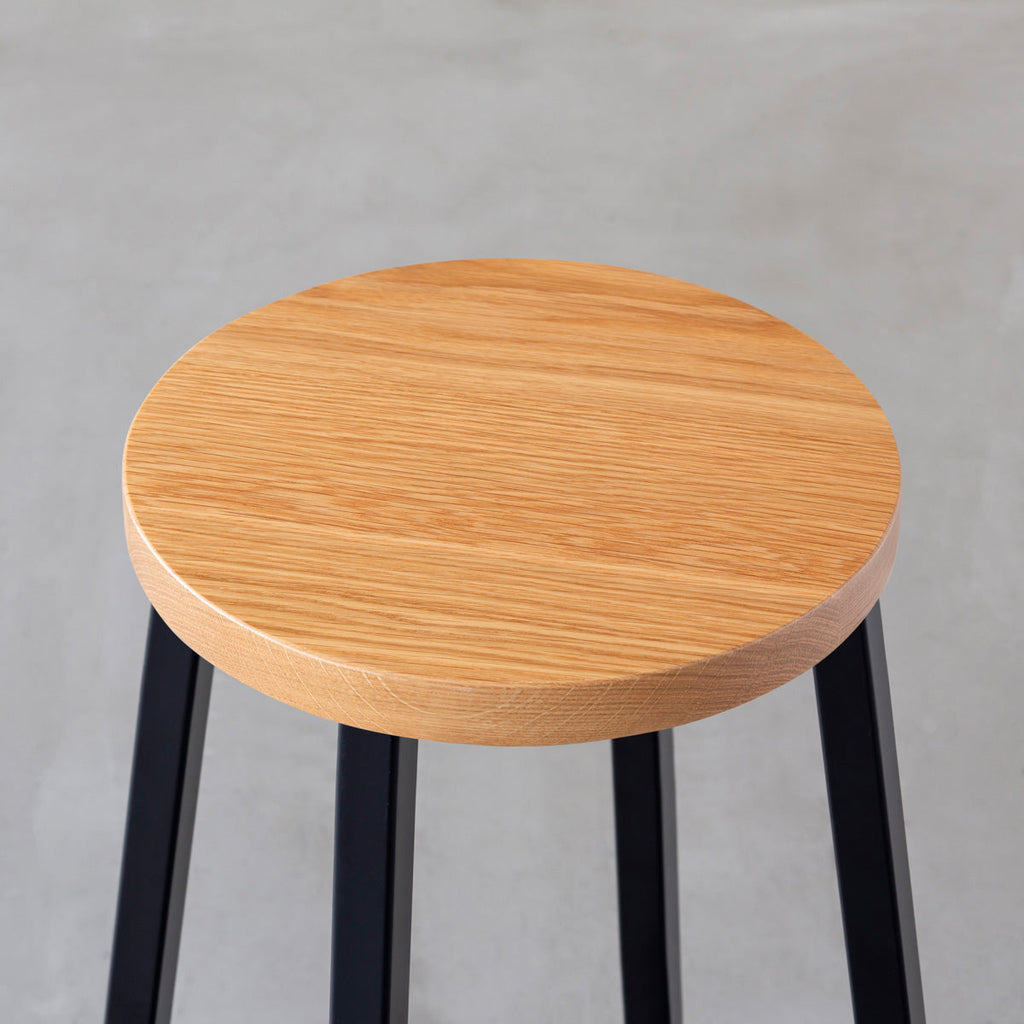 KANADEMONOの無垢ホワイトオーク Round座面とブラックのSlant Bar脚を合わせたシンプルモダンなスツール（座面）