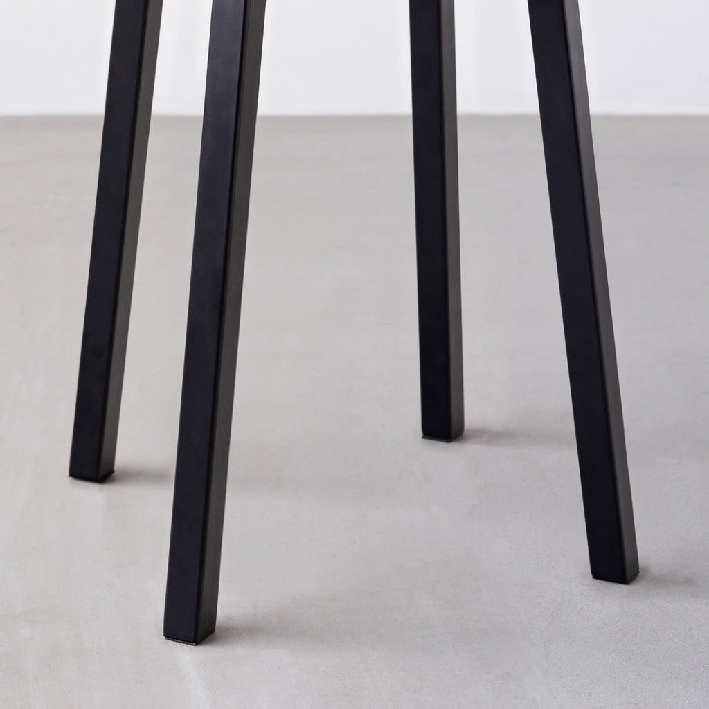 KANADEMONOの無垢ホワイトオーク Round座面とブラックのSlant Bar脚を合わせたシンプルモダンなスツール（脚）