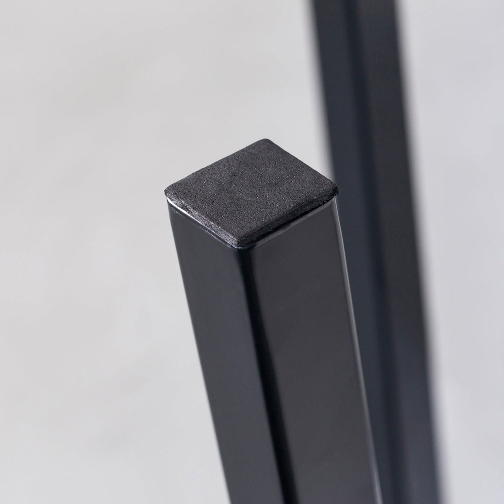 KANADEMONOの無垢ホワイトオーク Round座面とブラックのSlant Bar脚を合わせたシンプルモダンなスツール（脚4）