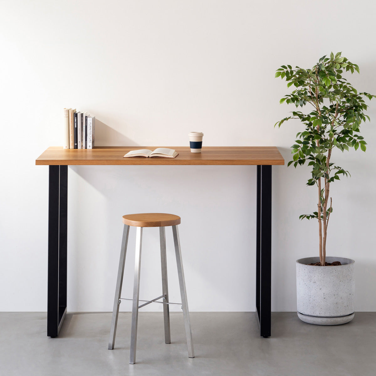 KANADEMONOの無垢ホワイトオーク Round座面とステンレスのSlant Bar脚を合わせたシンプルモダンなハイスツール（使用例）