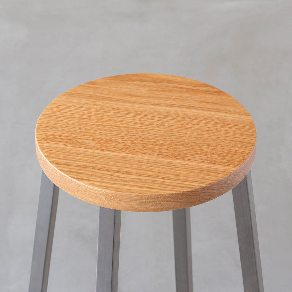 KANADEMONOの無垢ホワイトオーク Round座面とステンレスのSlant Bar脚を合わせたシンプルモダンなハイスツール（座面）