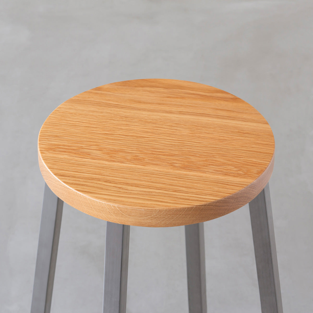 KANADEMONOの無垢ホワイトオーク Round座面とステンレスのSlant Bar脚を合わせたシンプルモダンなハイスツール（座面）