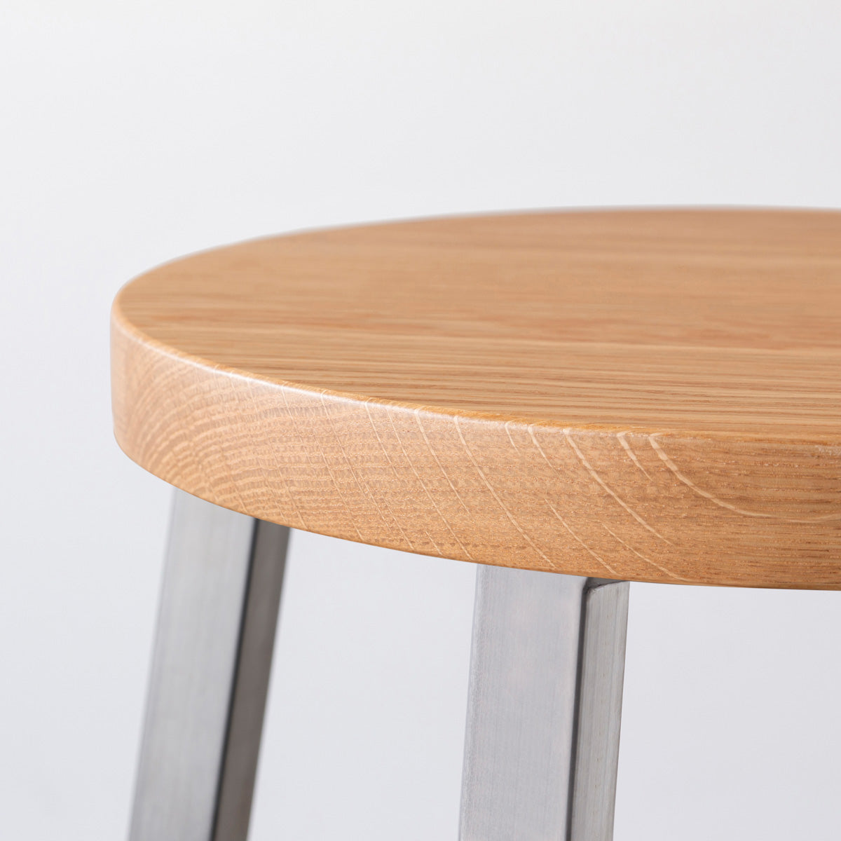 KANADEMONOの無垢ホワイトオーク Round座面とステンレスのSlant Bar脚を合わせたシンプルモダンなハイスツール（座面側面）