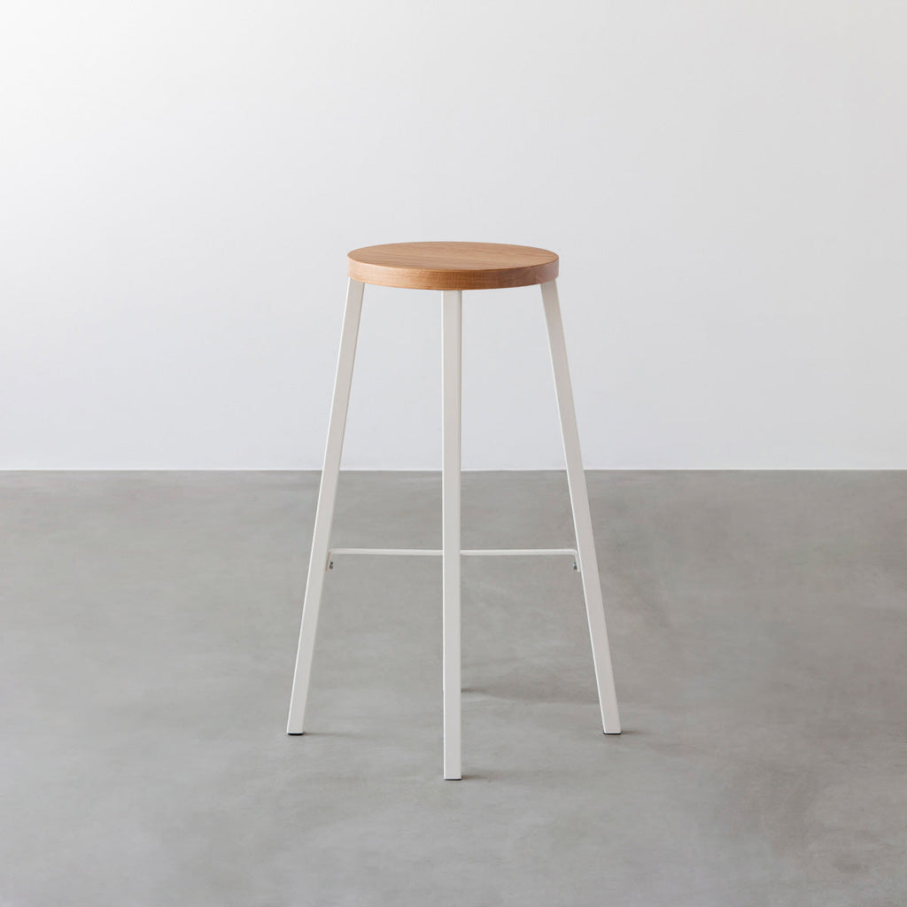 KANADEMONOの無垢ホワイトオーク Round座面とホワイトのSlant Bar脚を合わせたシンプルモダンなハイスツール2