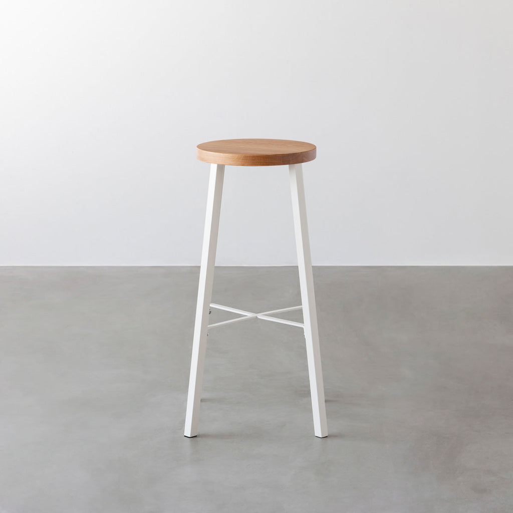 KANADEMONOの無垢ホワイトオーク Round座面とホワイトのSlant Bar脚を合わせたシンプルモダンなハイスツール3