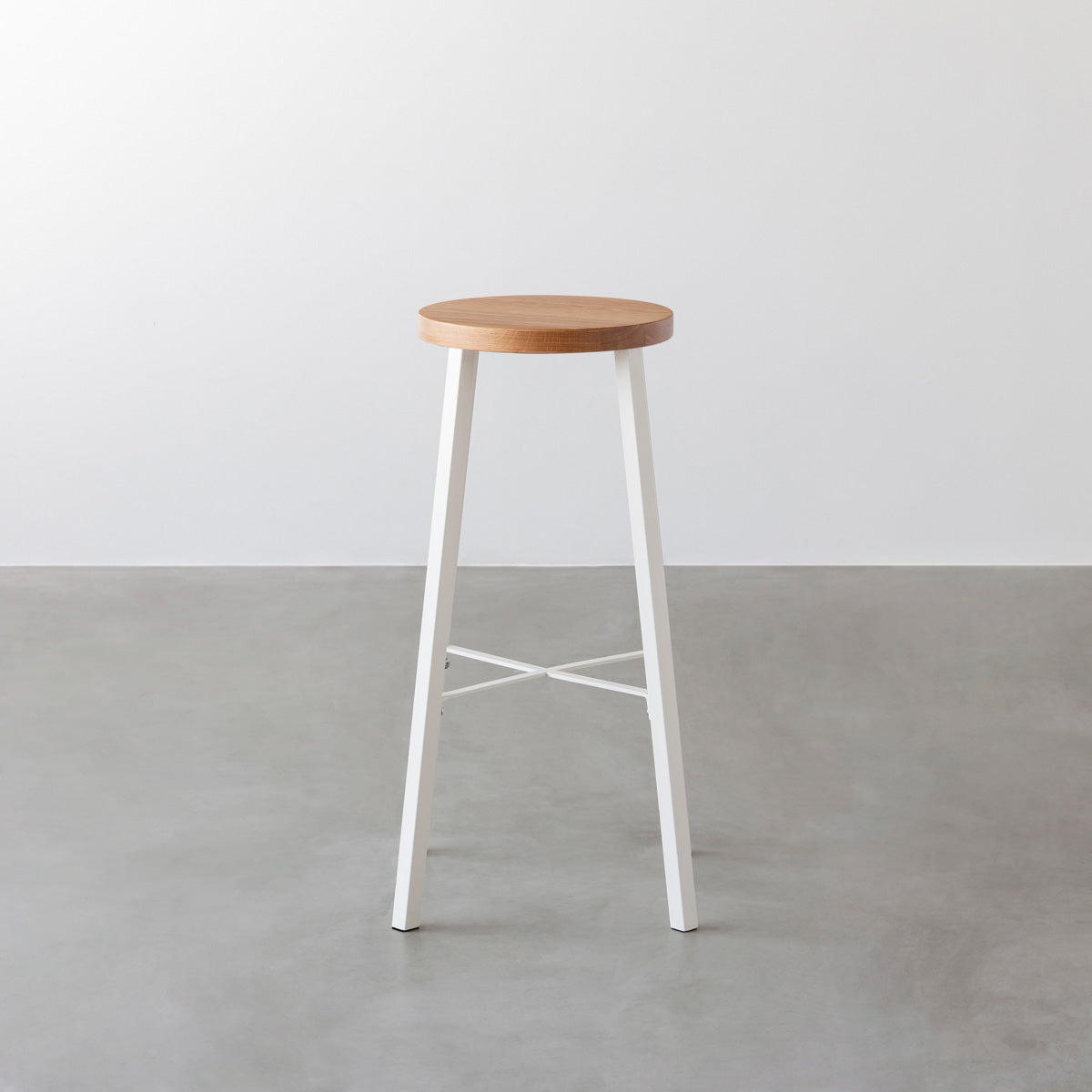 KANADEMONOの無垢ホワイトオーク Round座面とホワイトのSlant Bar脚を合わせたシンプルモダンなハイスツール3