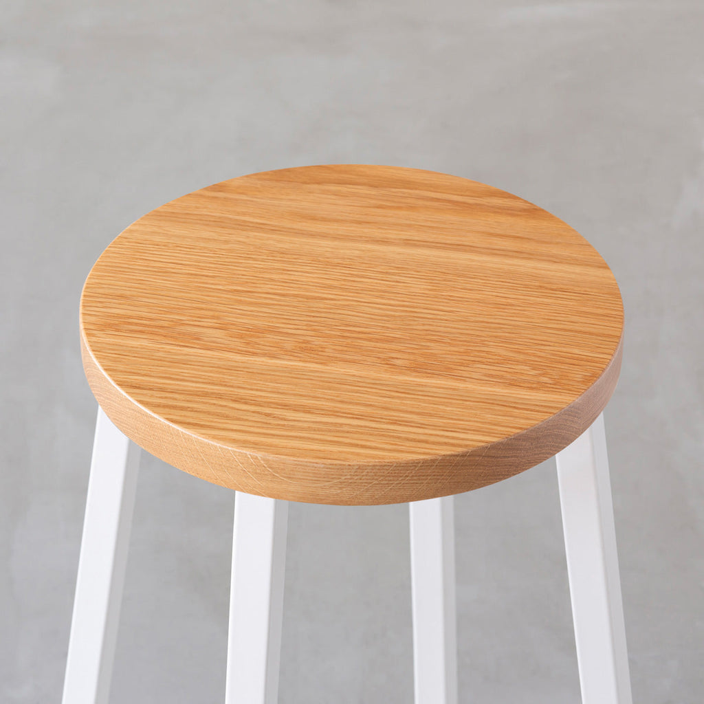 KANADEMONOの無垢ホワイトオーク Round座面とホワイトのSlant Bar脚を合わせたシンプルモダンなハイスツール（座面）
