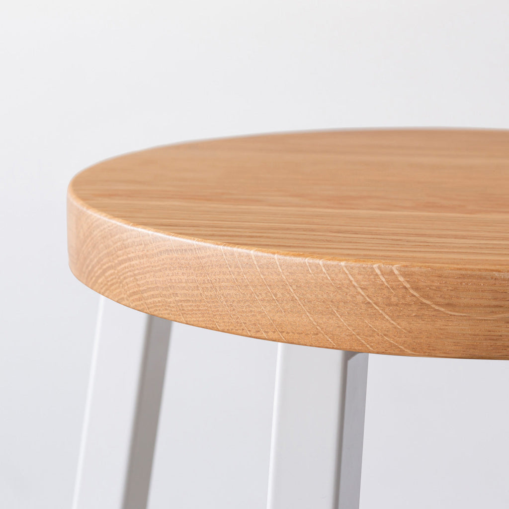 KANADEMONOの無垢ホワイトオーク Round座面とホワイトのSlant Bar脚を合わせたシンプルモダンなハイスツール（座面側面）