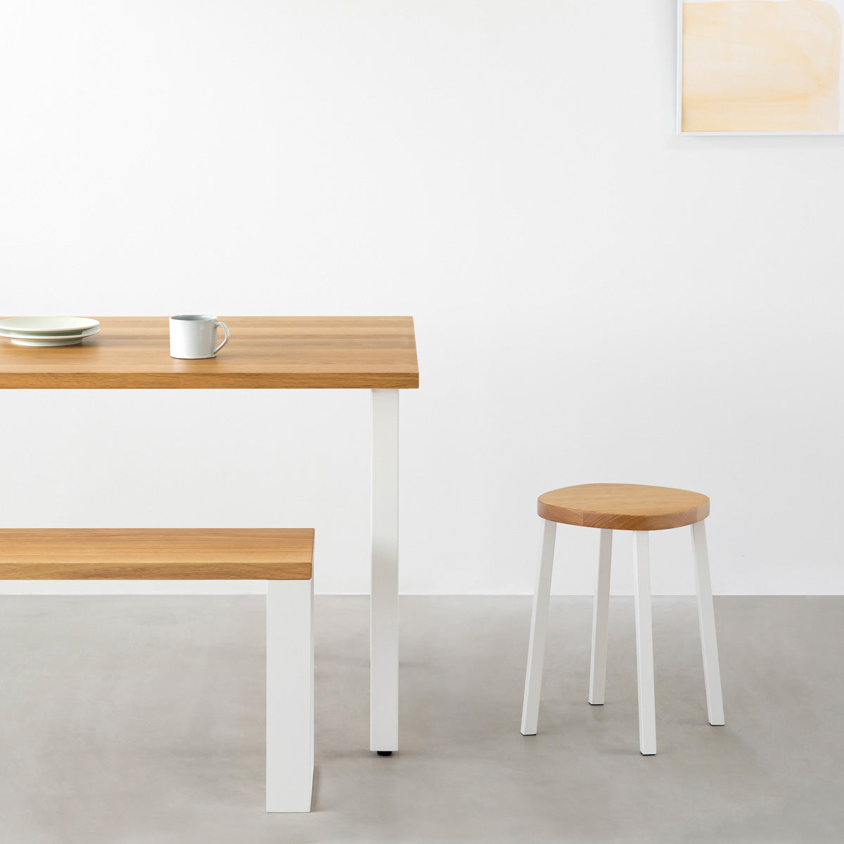 KANADEMONOの無垢ホワイトオーク Squircle座面とホワイトのSlant Bar脚を合わせたシンプルモダンなスツール（使用例）