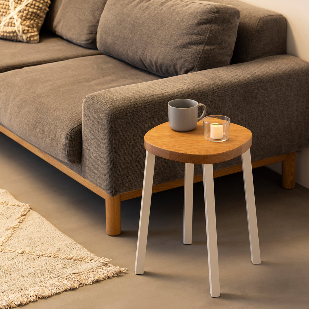 KANADEMONOの無垢ホワイトオーク Squircle座面とホワイトのSlant Bar脚を合わせたシンプルモダンなスツール（使用例2）