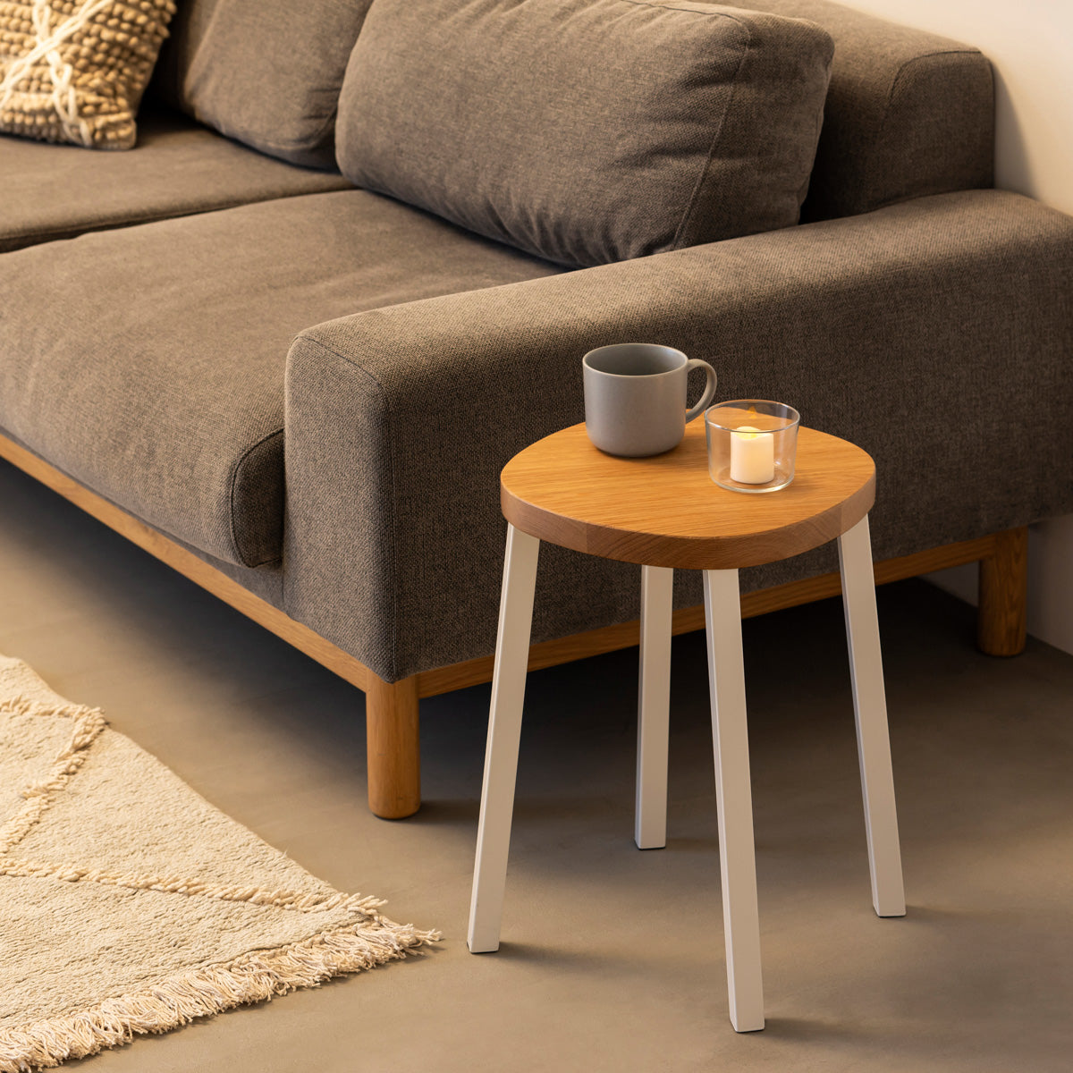 KANADEMONOの無垢ホワイトオーク Squircle座面とホワイトのSlant Bar脚を合わせたシンプルモダンなスツール（使用例2）