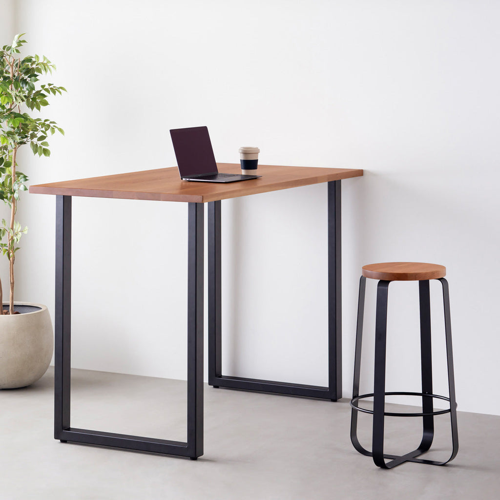 KANADEMONOの無垢ブラックチェリーRound座面とブラックのCross Plate脚を合わせたシンプルモダンなハイスツール（使用例）