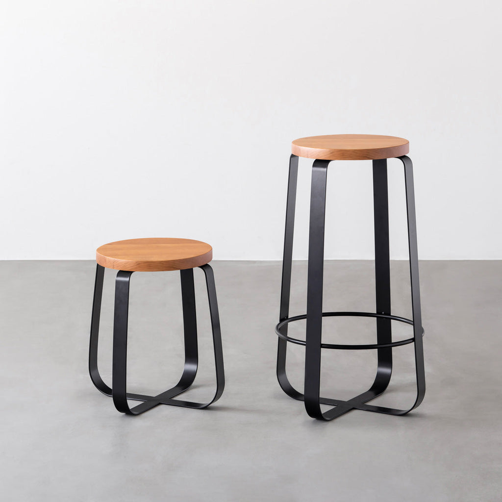 KANADEMONOの無垢ブラックチェリーRound座面とブラックのCross Plate脚を合わせたシンプルモダンなハイスツール（スタンダード比較）