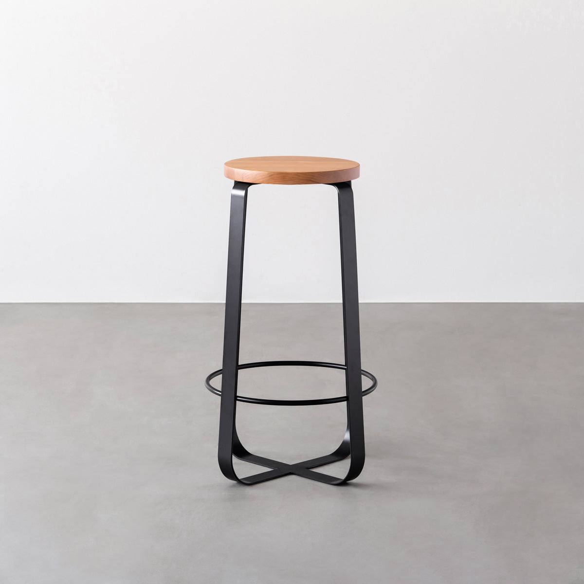 KANADEMONOの無垢ブラックチェリーRound座面とブラックのCross Plate脚を合わせたシンプルモダンなハイスツール2