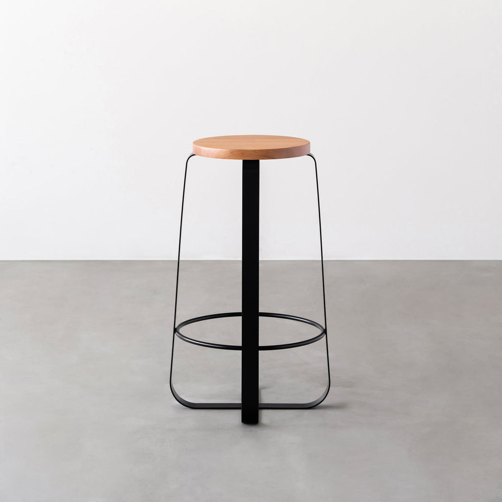 KANADEMONOの無垢ブラックチェリーRound座面とブラックのCross Plate脚を合わせたシンプルモダンなハイスツール3