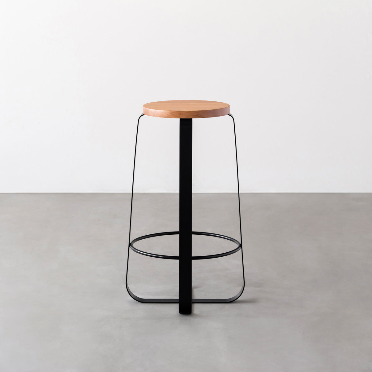 KANADEMONOの無垢ブラックチェリーRound座面とブラックのCross Plate脚を合わせたシンプルモダンなハイスツール3