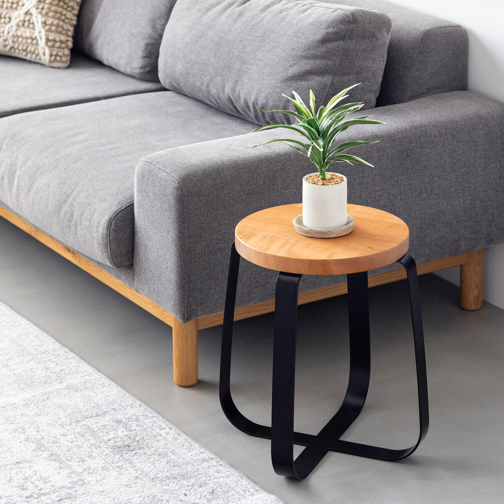 KANADEMONOの無垢ブラックチェリーRound座面とブラックのCross Plate脚を合わせたシンプルモダンなスツール（使用例2）