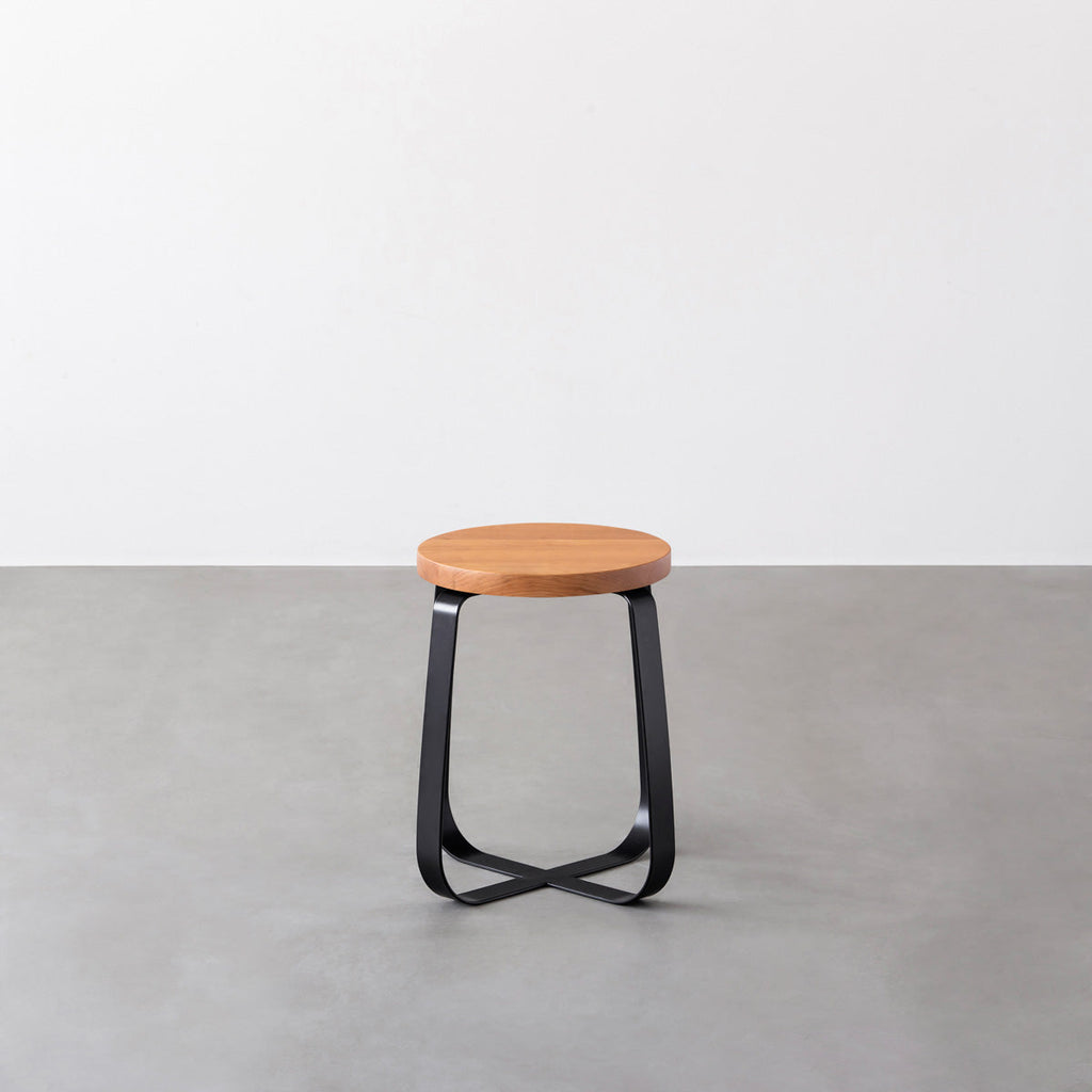 KANADEMONOの無垢ブラックチェリーRound座面とブラックのCross Plate脚を合わせたシンプルモダンなスツール2