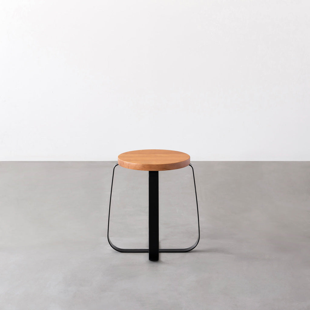 KANADEMONOの無垢ブラックチェリーRound座面とブラックのCross Plate脚を合わせたシンプルモダンなスツール3