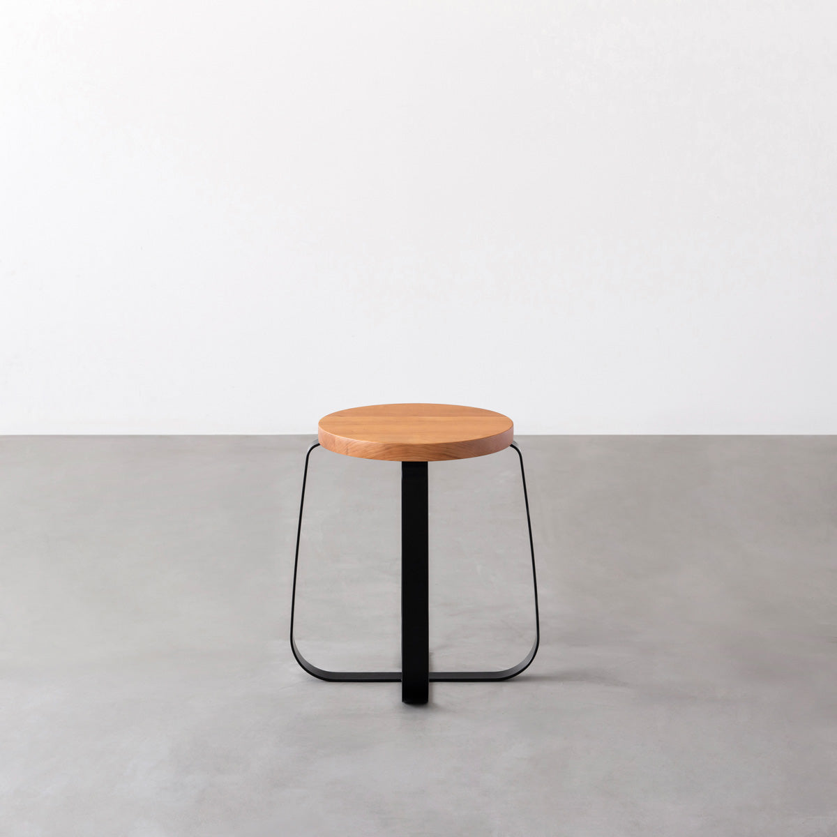 KANADEMONOの無垢ブラックチェリーRound座面とブラックのCross Plate脚を合わせたシンプルモダンなスツール3