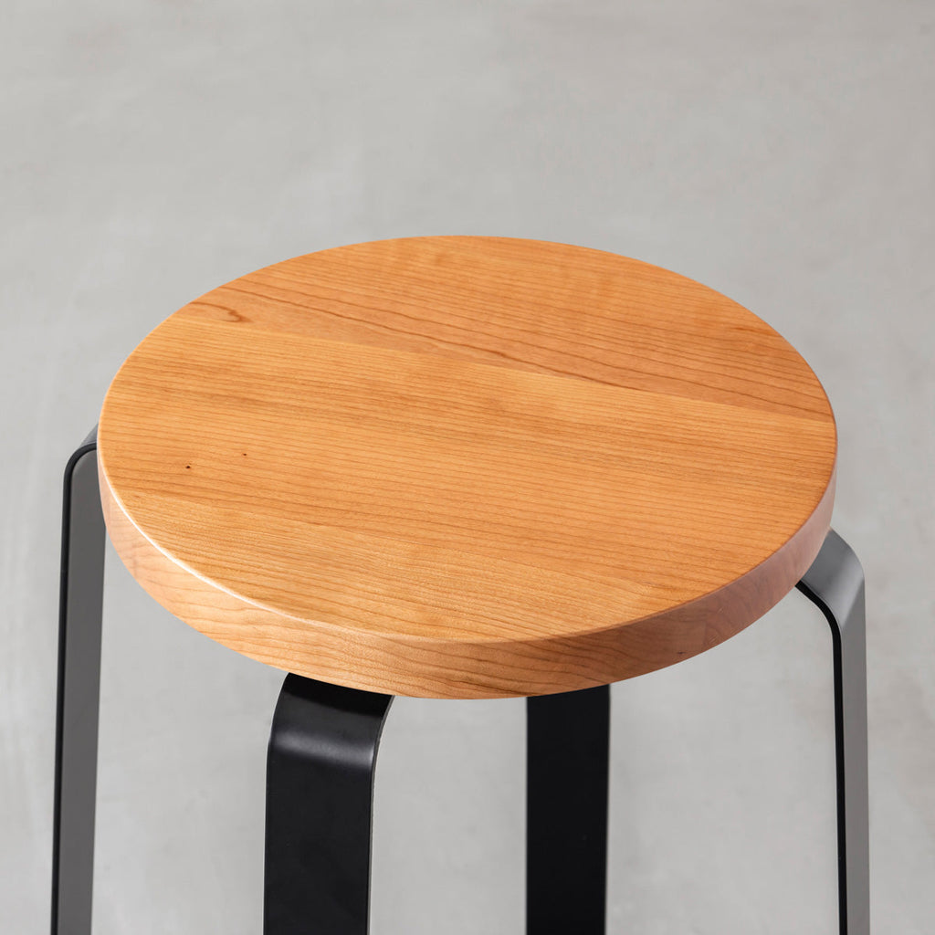 KANADEMONOの無垢ブラックチェリーRound座面とブラックのCross Plate脚を合わせたシンプルモダンなスツール（座面）