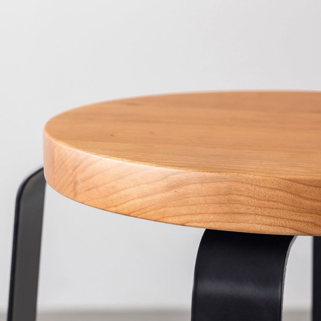 KANADEMONOの無垢ブラックチェリーRound座面とブラックのCross Plate脚を合わせたシンプルモダンなスツール（座面2）