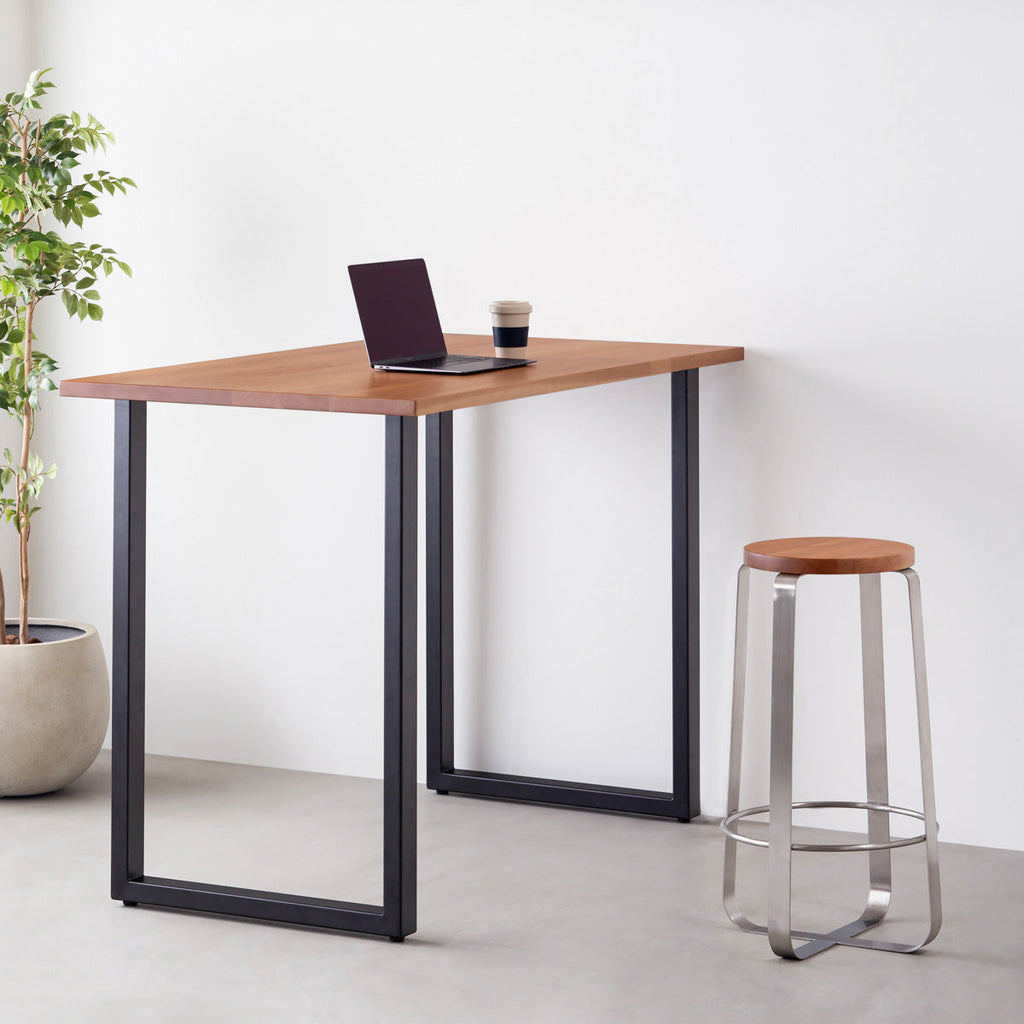 KANADEMONOの無垢ブラックチェリーRound座面とステンレスのCross Plate脚を合わせたシンプルモダンなハイスツール（使用例）