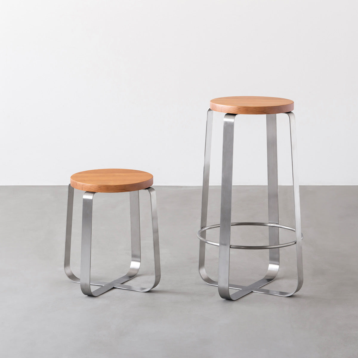 KANADEMONOの無垢ブラックチェリーRound座面とステンレスのCross Plate脚を合わせたシンプルモダンなハイスツール（スタンダード比較）