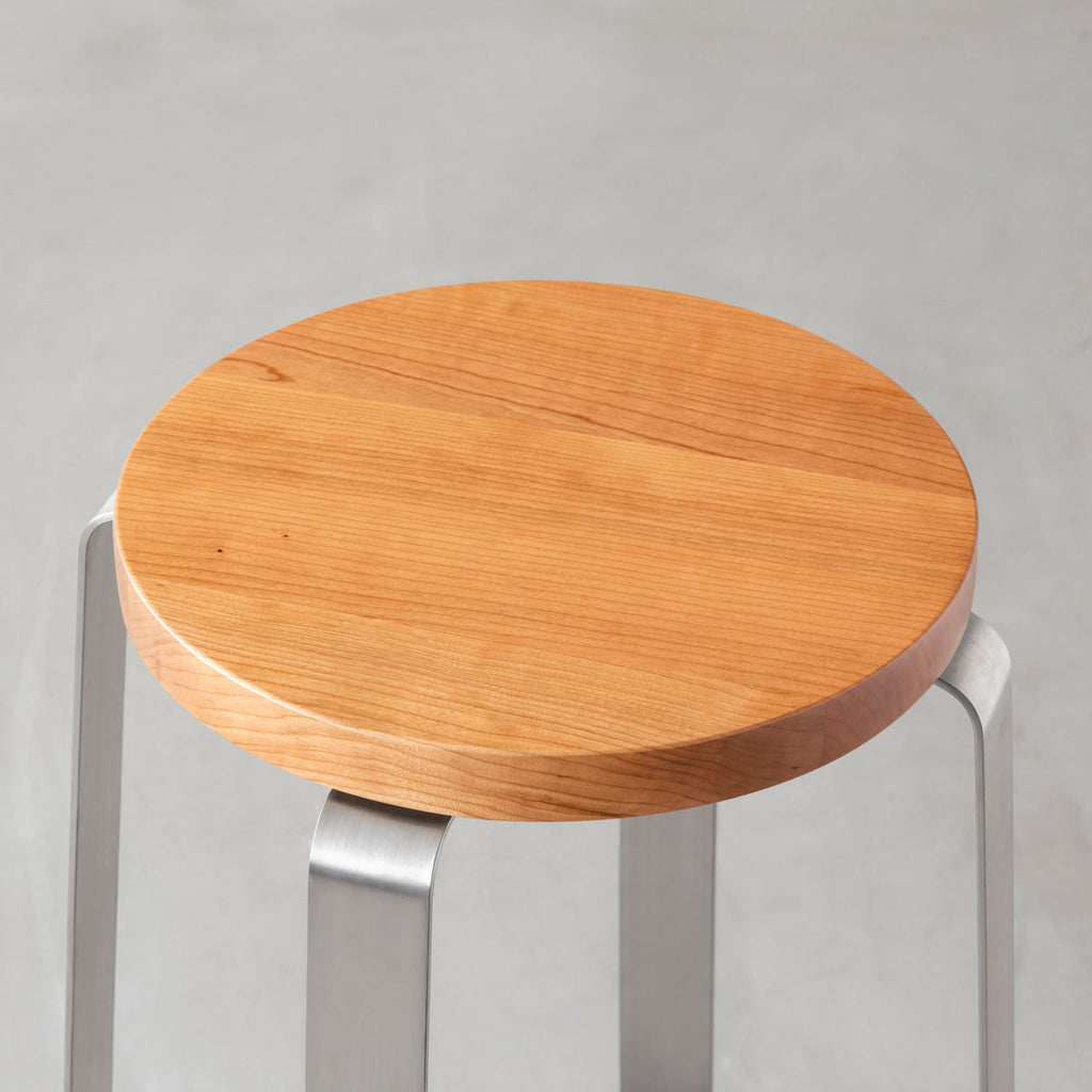 KANADEMONOの無垢ブラックチェリーRound座面とステンレスのCross Plate脚を合わせたシンプルモダンなハイスツール（座面）