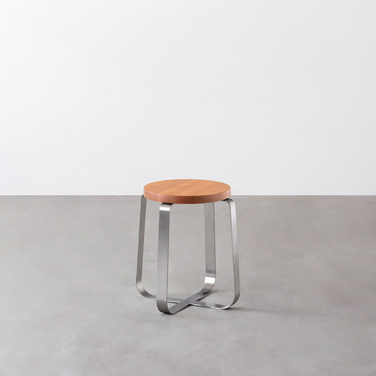 KANADEMONOの無垢ブラックチェリーRound座面とステンレスのCross Plate脚を合わせたシンプルモダンなスツール