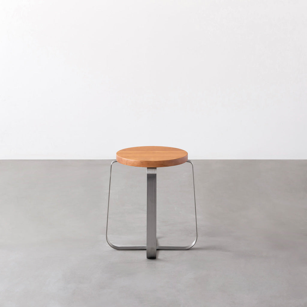 KANADEMONOの無垢ブラックチェリーRound座面とステンレスのCross Plate脚を合わせたシンプルモダンなスツール3