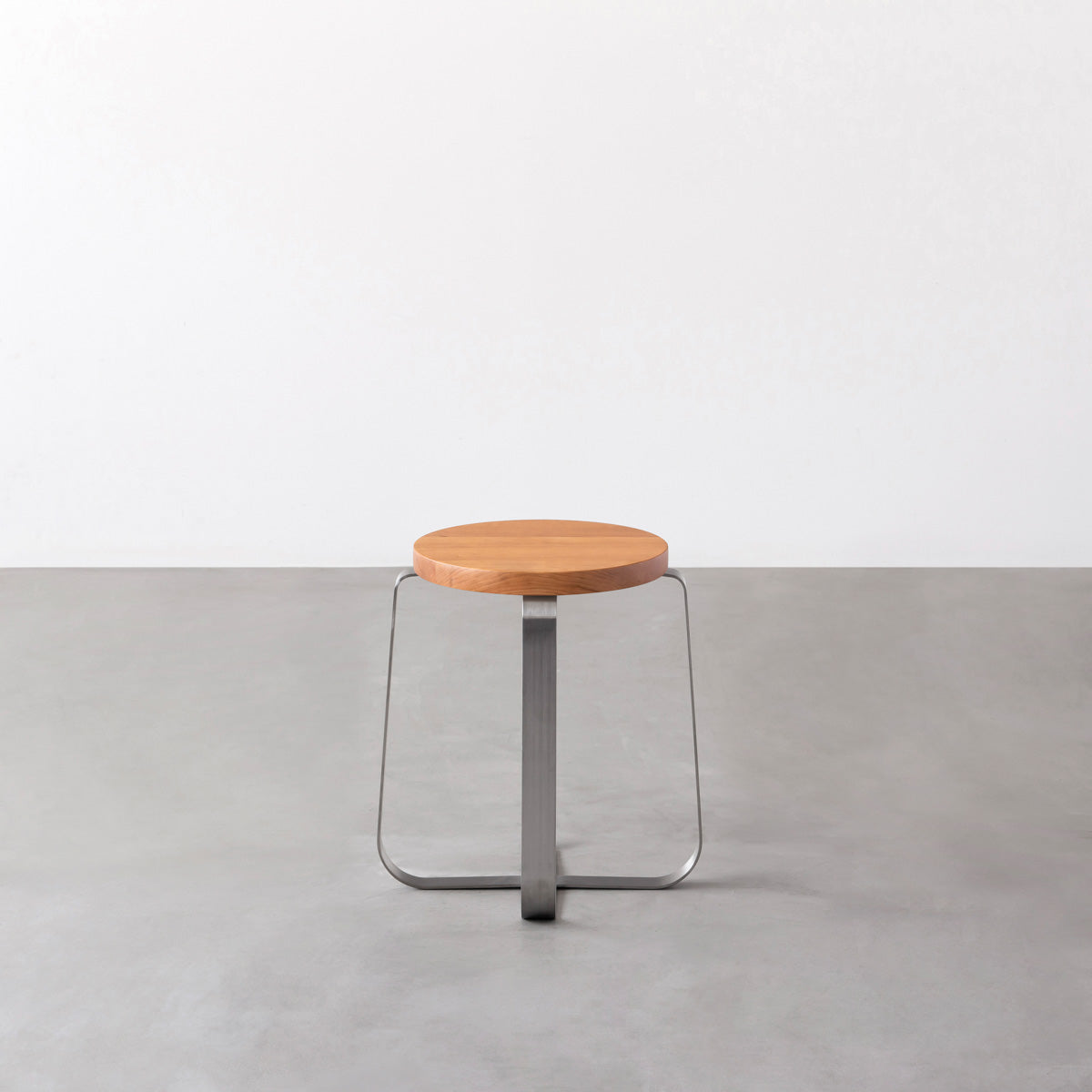 KANADEMONOの無垢ブラックチェリーRound座面とステンレスのCross Plate脚を合わせたシンプルモダンなスツール3